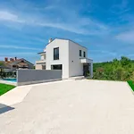 Modern 300M2 Villa - King Beds & Leisure Zone Villa *