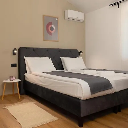 Modern 300M2 Villa - King Beds & Leisure Zone Βίλα Tinjan