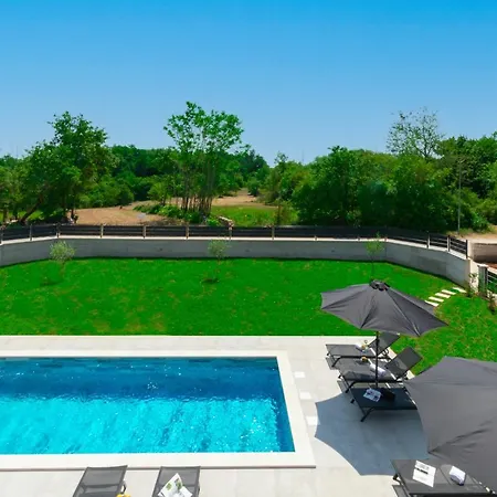 Modern 300M2 Villa - King Beds & Leisure Zone Villa Tinjan
