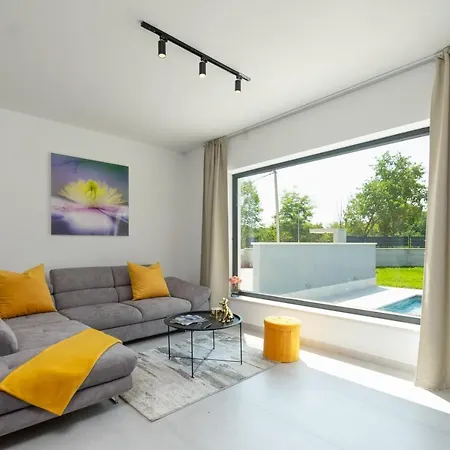 Modern 300M2 Villa - King Beds & Leisure Zone Tinjan