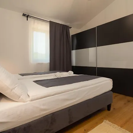 Βίλα Modern 300M2 Villa - King Beds & Leisure Zone Tinjan