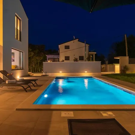 Βίλα Modern 300M2 Villa - King Beds & Leisure Zone Tinjan