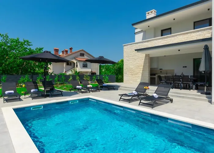 Modern 300M2 Villa - King Beds & Leisure Zone *