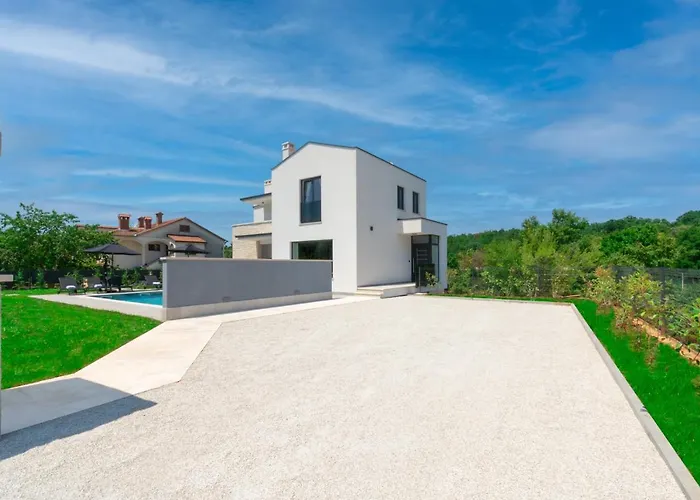 Modern 300M2 Villa - King Beds & Leisure Zone Vila *