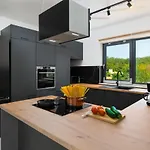 Вилла Modern 300M2 Villa - King Beds & Leisure Zone Tinjan