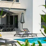 Вилла Modern 300M2 Villa - King Beds & Leisure Zone *