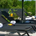 Modern 300M2 Villa - King Beds & Leisure Zone Вилла Tinjan