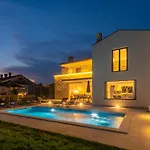 Modern 300M2 Villa - King Beds & Leisure Zone *