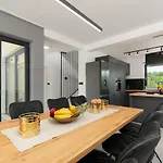 Вилла Modern 300M2 Villa - King Beds & Leisure Zone *