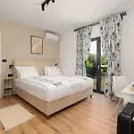 Modern 300M2 Villa - King Beds & Leisure Zone