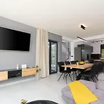 Вилла Modern 300M2 Villa - King Beds & Leisure Zone *