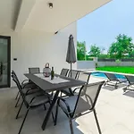 Modern 300M2 Villa - King Beds & Leisure Zone