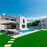 Вилла Modern 300M2 Villa - King Beds & Leisure Zone *