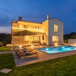 Вилла Modern 300M2 Villa - King Beds & Leisure Zone *