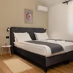 Modern 300M2 Villa - King Beds & Leisure Zone Вилла Tinjan