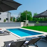 Вилла Modern 300M2 Villa - King Beds & Leisure Zone