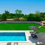 Modern 300M2 Villa - King Beds & Leisure Zone Вилла Tinjan