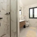 Вилла Modern 300M2 Villa - King Beds & Leisure Zone Tinjan