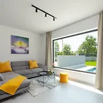 Modern 300M2 Villa - King Beds & Leisure Zone Tinjan