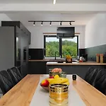 Вилла Modern 300M2 Villa - King Beds & Leisure Zone *