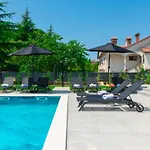 Modern 300M2 Villa - King Beds & Leisure Zone Вилла Tinjan