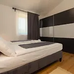 Вилла Modern 300M2 Villa - King Beds & Leisure Zone Tinjan