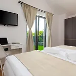 Вилла Modern 300M2 Villa - King Beds & Leisure Zone Tinjan