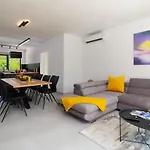 Вилла Modern 300M2 Villa - King Beds & Leisure Zone Tinjan