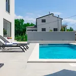 Modern 300M2 Villa - King Beds & Leisure Zone Вилла
