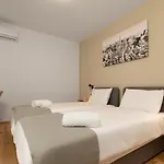 Вилла Modern 300M2 Villa - King Beds & Leisure Zone *