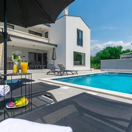 Modern 300M2 Villa - King Beds & Leisure Zone * Tinjan