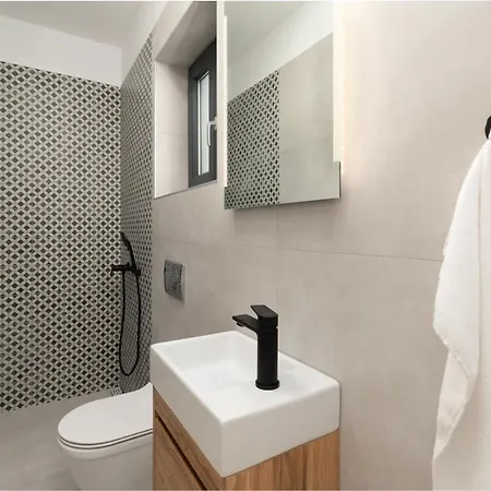 Modern 300M2 Villa - King Beds & Leisure Zone