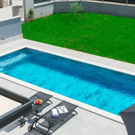 Modern 300M2 Villa - King Beds & Leisure Zone Villa *