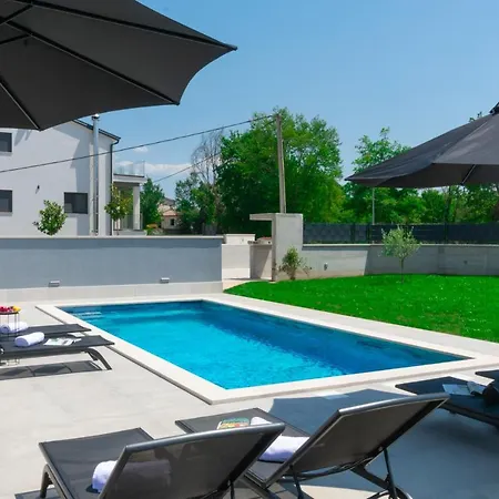 Вилла Modern 300M2 Villa - King Beds & Leisure Zone