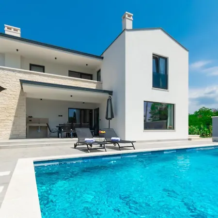 Modern 300M2 Villa - King Beds & Leisure Zone Вилла