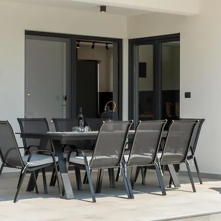 Modern 300M2 Villa - King Beds & Leisure Zone *