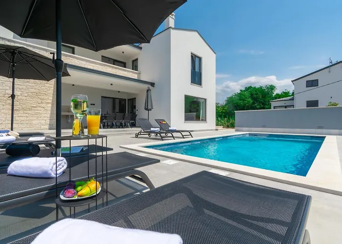 Modern 300M2 Villa - King Beds & Leisure Zone * Tinjan