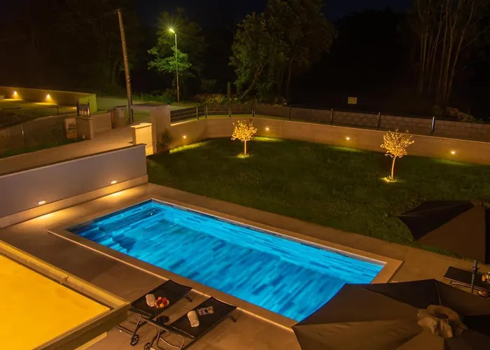 Modern 300M2 Villa - King Beds & Leisure Zone Βίλα *