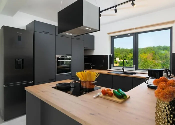 Βίλα Modern 300M2 Villa - King Beds & Leisure Zone Tinjan