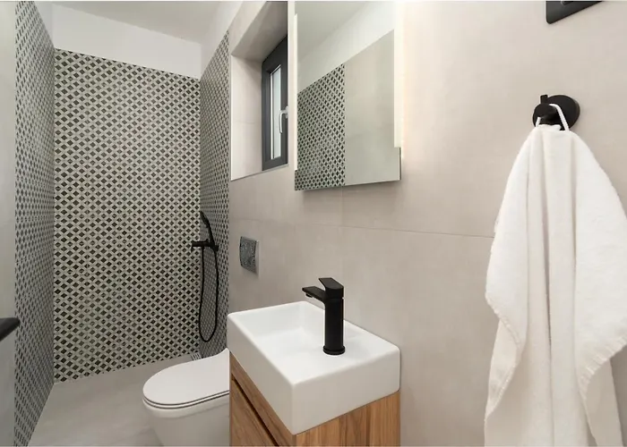 Modern 300M2 Villa - King Beds & Leisure Zone