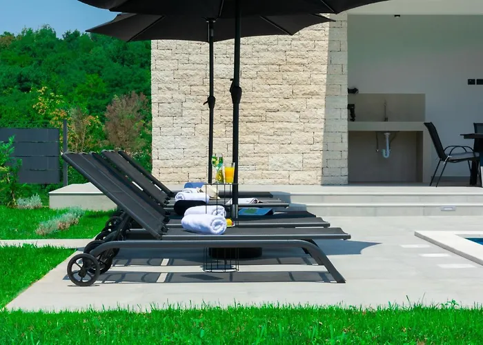 Βίλα Modern 300M2 Villa - King Beds & Leisure Zone Tinjan