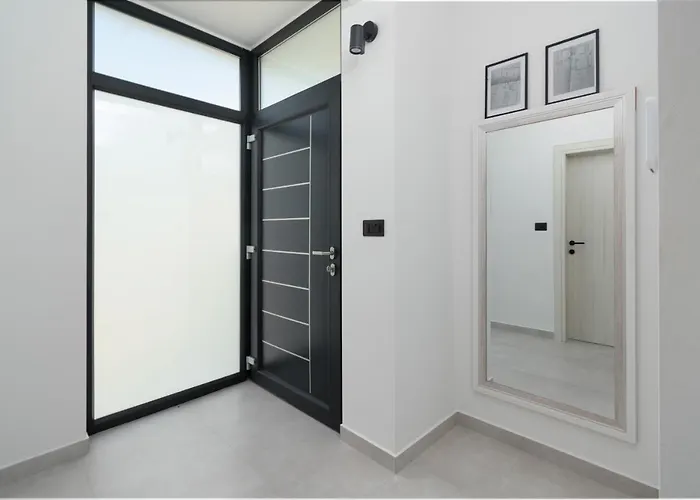 Modern 300M2 Villa - King Beds & Leisure Zone