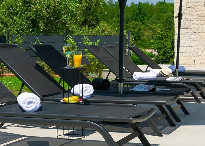 Modern 300M2 Villa - King Beds & Leisure Zone Βίλα Tinjan
