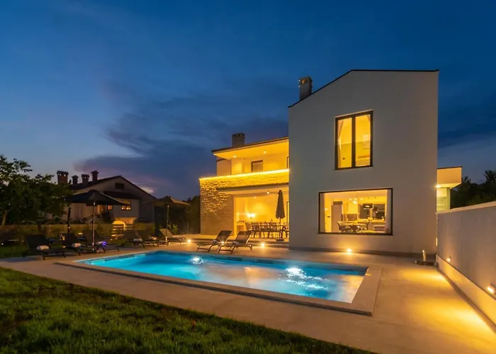 Modern 300M2 Villa - King Beds & Leisure Zone *