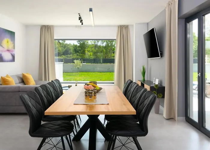 Modern 300M2 Villa - King Beds & Leisure Zone *