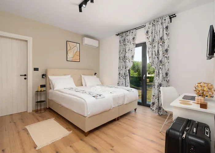 Modern 300M2 Villa - King Beds & Leisure Zone