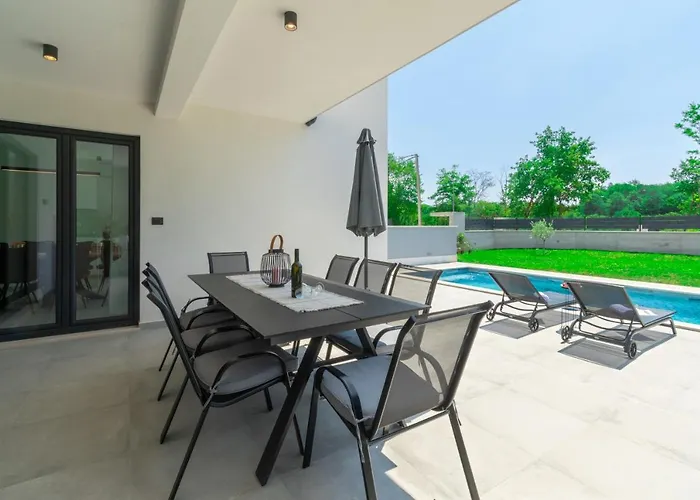 Modern 300M2 Villa - King Beds & Leisure Zone