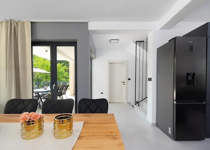Modern 300M2 Villa - King Beds & Leisure Zone Βίλα