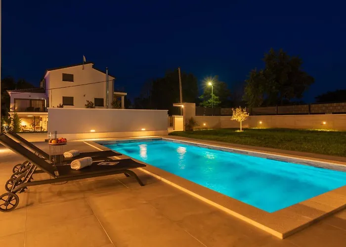 Modern 300M2 Villa - King Beds & Leisure Zone * Tinjan