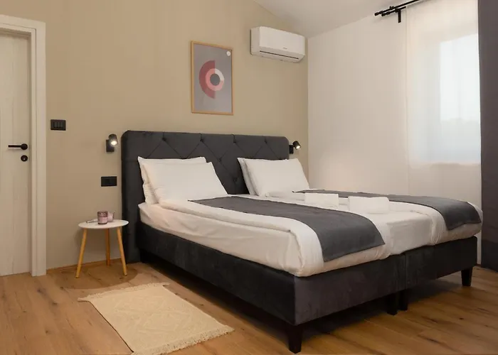 Modern 300M2 Villa - King Beds & Leisure Zone Βίλα Tinjan